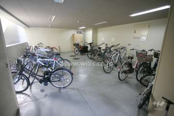 屋内に設けられた駐輪場