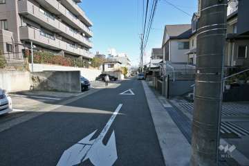 敷地南側の前面道路（西側から）