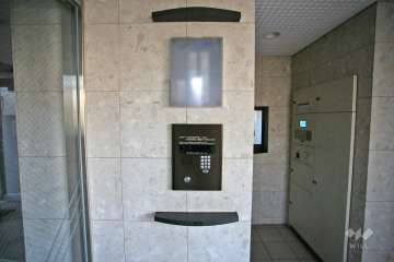 オートロックと案内板