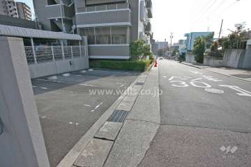 敷地西側の前面道路