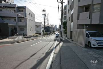 敷地東側の前面道路(北側から)