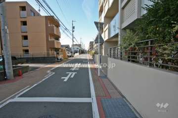 敷地南側の前面道路(東側から)