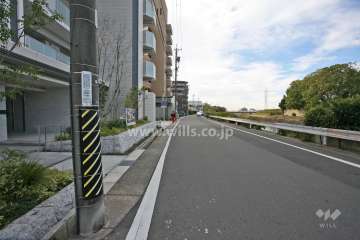 敷地西側の前面道路