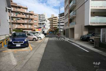 敷地西側の前面道路（南側から）