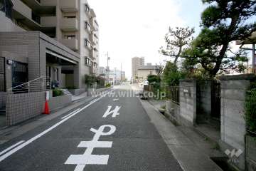敷地西側の前面道路