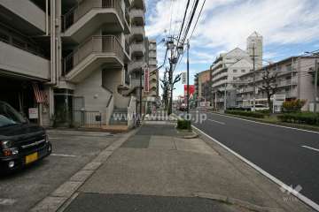 敷地北側の前面道路(県道56号)