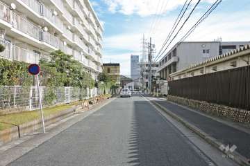 敷地南側の前面道路