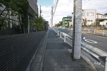 敷地東側の前面道路（南側から）