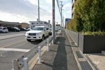 敷地南側の前面道路（東側から）