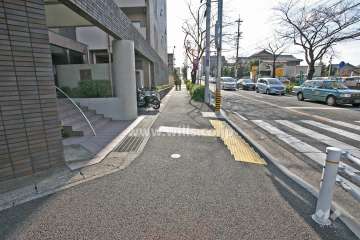 敷地西側の前面道路