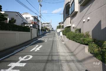 敷地西側の前面道路