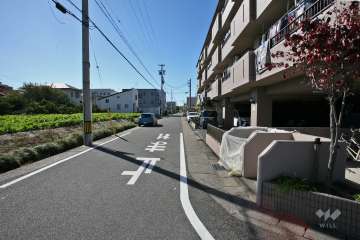 敷地南東側の前面道路(北東側から)