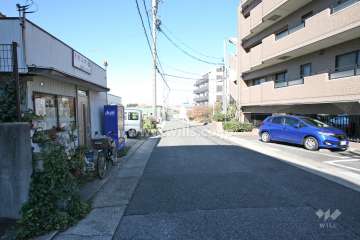 敷地南西側の前面道路（南東側から）