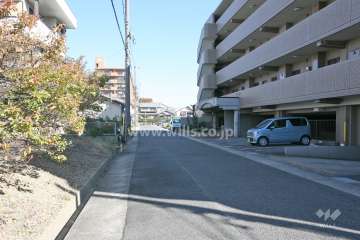 敷地北西側の前面道路（南西側から）