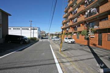敷地西側の前面道路
