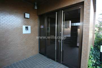 エントランスはオートロック付きです。