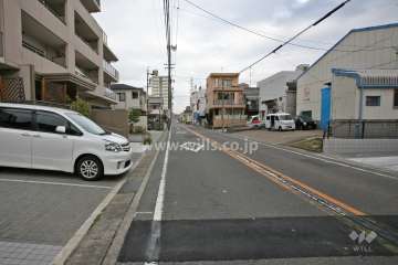 敷地南東側の前面道路(南西側から)