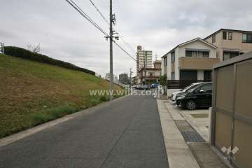 敷地北西側の前面道路（南西側から）