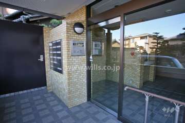 エントランスはオートロック付きです。