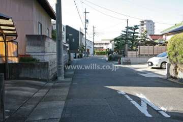 敷地北側の前面道路（東側から）