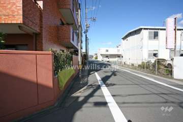 敷地北東側の前面道路（南東側から）