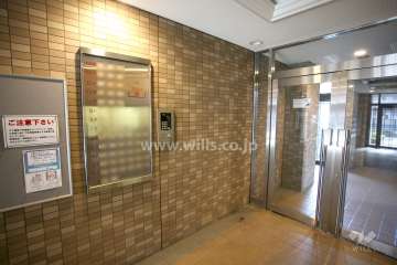 エントランスはオートロック付きです。