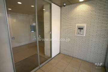 エントランスはオートロック付きです。