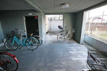 屋内に設けられた駐輪場