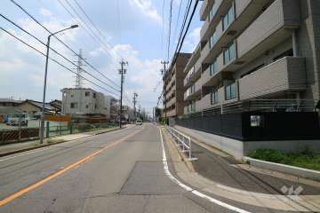 敷地南側の前面道路(東側から)