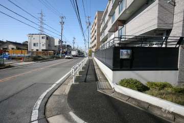 敷地南側の前面道路