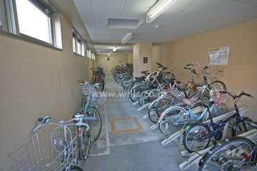 屋内に設けられた駐輪場
