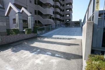 立体式駐車場2F出入り口