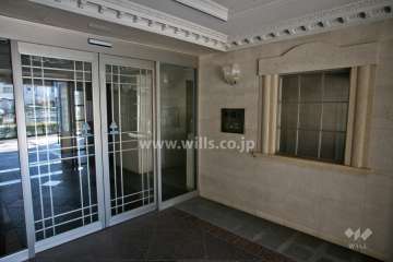 エントランスはオートロック付きです。