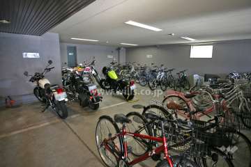 駐輪場とバイク置き場