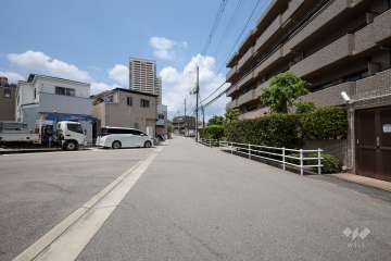 敷地南側の前面道路