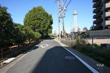 敷地北西側の前面道路（南西側から）