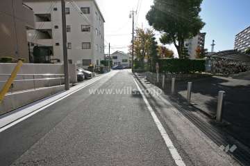 敷地西側の前面道路(北側から)