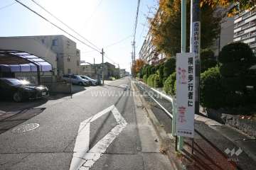 敷地南側の前面道路（東側から）