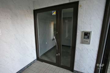 エントランスはオートロック付きです。