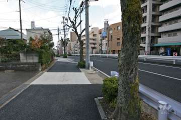 敷地南側の前面道路（飯田街道）