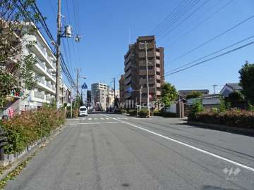 敷地北西側の前面道路（南西側から）