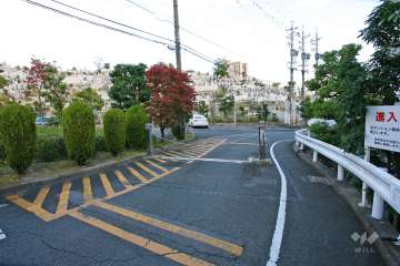 駐車場出入り口(ロボットゲート付き）