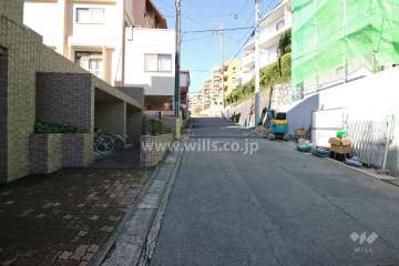 敷地の北東側前面道路（北西側から）