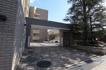 駐車場の出入り口（リングシャッター付き）・敷地内駐車場（屋外機械式）