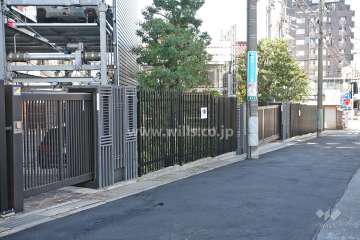 駐車場出入り口(ロボットゲート付き）