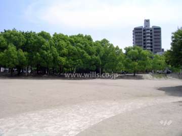 敷地北側には江坂公園が広がっています。