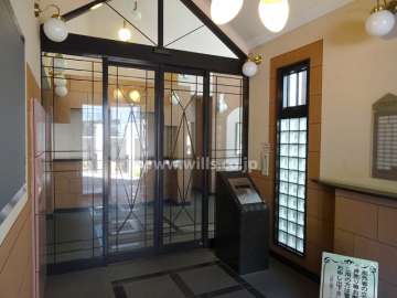 エントランスはオートロック付きです。