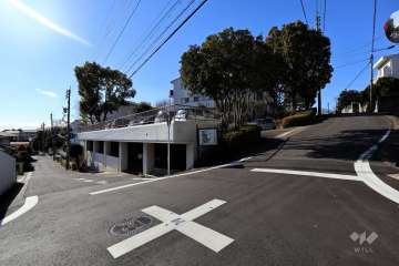 敷地東南側の前面道路（北東側から）