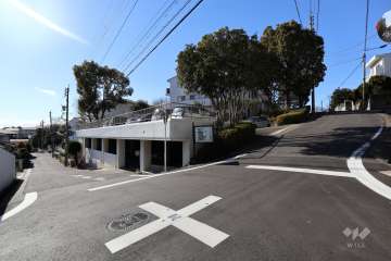 敷地東南側の前面道路（北東側から）