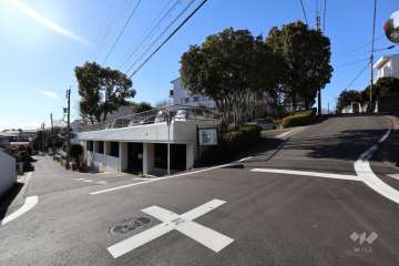 敷地東南側の前面道路（北東側から）